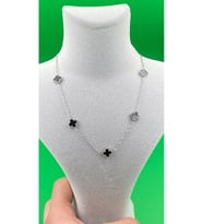 Gümüş Renk Minimal Yonca Desenli Çelik Kadın Kolye (Siyah)
