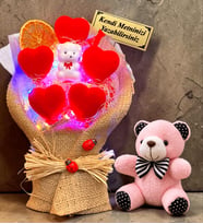 Kişiye Özel Renkli Led Işıklı Kırmızı Kalp Buketi ve Pembe Peluş Ayıcık Anahtarlık Hediye