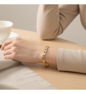 STİL İNCİSİ/XUPING JEWELRY ÜÇGEN ORTASI ZİRKON TAŞLI BİLEKLİK (Altın Rengi)