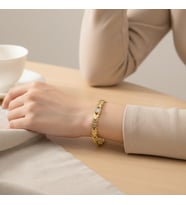 STİL İNCİSİ/XUPING JEWELRY ÜÇGEN ORTASI ZİRKON TAŞLI BİLEKLİK (Altın Rengi)