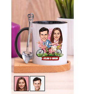 Sevgililere Özel Hediye Bisiklet Temalı Karikatürlü Ahşap Altlıklı Siyah Kupa Bardak