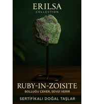 Sertifikalı Doğal Ham Ruby Yakutlu Zoisit Taşı Standlı Obje – Tutku, Dönüşüm ve Güç Taşı (Çok Renkli)