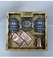 Taş İşlemeli Lüks Türk Kahvesi Seti – Bakır Cezveli, Ahşap Kutulu (Gümüş-Lacivert)