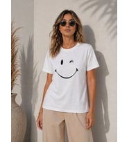 Smile Figürlü Kadın Beyaz Tişört - Gülen Yüz Baskılı Minimalist Yazlık Pamuklu Kısa Kol T-Shirt