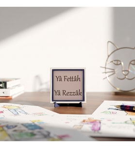 Esmaül Hüsna Yazılı “Yâ Fettâh Yâ Rezzâk” Dekoratif Obje, Bereket ve Rızık Temalı Zarif Masaüstü Aksesuarı 10x10 cm