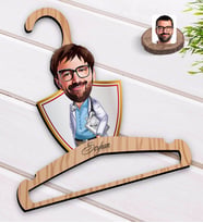 BK Gift Kişiye Özel Erkek Doktor Karikatürlü Standart Boy Ahşap Elbise Askısı-8
