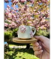 Kişiye Özel El Yapımı Tasarım Pembe Çiçek Detaylı Hediyelik Porselen Fincan (Açık Pembe)