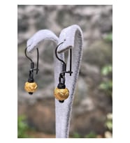 Gümüş Kazaziye Top Detaylı Siyah- Altın Renklerde Sallantılı Küpe (Altın-Siyah)