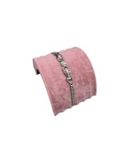 Pembe Süet Bileklik ve Künye Standı, 14/11 cm, Şık ve Kullanışlı