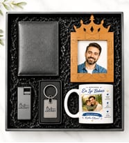 Kişiye Özel Kral Baba Fotoğraflı Hediye Seti – Ahşap Çerçeve, Fotoğraflı Kupa, Cüzdan, İsimli Anahtarlık ve Çakmak
