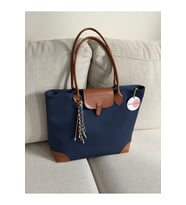 BAGLOVİS CHARM DETAYLI BÜYÜK BOY TOTE ÇANTA EN40 BOY30 (Lacivert Çok Renkli)