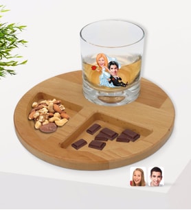 BK Gift Kişiye Özel Evleniyoruz Karikatürlü Viski Bardağı ve Doğal Masif Ahşap Yuvarlak Sunum Tabağı Çerezlik Hediye Seti-2