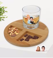 BK Gift Kişiye Özel Evleniyoruz Karikatürlü Viski Bardağı ve Doğal Masif Ahşap Yuvarlak Sunum Tabağı Çerezlik Hediye Seti-2
