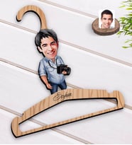 BK Gift Kişiye Özel Erkek Fotoğrafçı Karikatürlü Standart Boy Ahşap Elbise Askısı-1