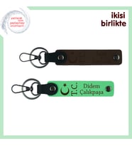 Aileye Hatıra Kalacak Hediye – Ay Yıldız TC Desenli İsimli Anahtarlık Takımı, Koyu Kahve-Yeşil