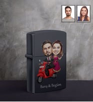 Kişiye Özel Vespa Motorcu Sevgili Karikatürlü UV Baskılı Siyah Benzinli Çakmak Mod-3
