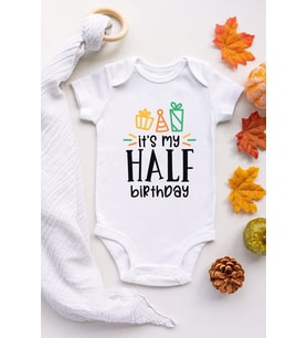 Unisex Bebek Beyaz Half Birthday Hediyeli Kısa Kol Çıtçıtlı Body Zıbın
