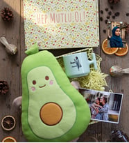 Kişiye Özel Karikatürlü İkon Hediye Kutusu - Kişiye Özel T Pastel Kupa, Peluş Yastık, Fotoğraf 1 Adet Doğum Günü Hediyesi