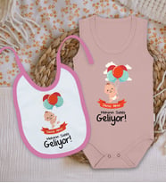 BK Kids Kişiye Özel Mekanın Sahibi Geliyor Tasarımlı Pembe %100 Pamuklu Askılı Sıfır Kol Bebek Body Zıbın ve Mama Önlüğü Hediye Seti