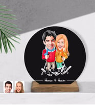 BK Gift Kişiye Özel Sevgililer Karikatürlü Yuvarlak Ahşap Biblo-107