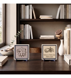 Kalıcı ve Anlamlı Bir Hatıra: “Allah Celle Celâluhû” Hat Sanatlı Eser ile Özel Deri Besmele İkili Obje 10x10 cm, Pudra - Yavru Ağzı