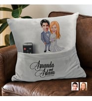 BK Gift Kişiye Özel Sevgililer Karikatür Tasarımlı Organizer Kumanda ve Atıştırmalık Cepli Gri Kırlent Yastık-104 Arkadaşa Hediye, Cepli Yastık