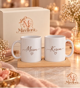 Mirellora Kişiye Özel Çift Kupa Seti – İsim Baskılı ve İkili Ahşap Altlıklı