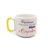 Kişiye Özel Öğretmen Öğrencinin Gülüşüne Düşen İlk Cemredir Baskılı Sarı Kulplu Arya Çay Kupa (Beyaz)