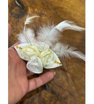 ÇİÇEKLİ KABARTMA TAŞLI KADIN BROŞ GİYİM YAKA TÜRBAN AKSESUARI 9X3 CM (Beyaz)