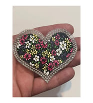 6X8 CM CM ÜTÜ İLE YAPIŞAN ZİRKON TAŞLI ÇİÇEKLİ KALP APLİKE YAMA ARMA
