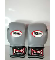 Wolfking marka Deri Boks Eldiveni gri renk cırtlı model Orjinal Dana derisidir İTHAL ÜRÜNDÜR profesyonel sporcular için uygundur. 10-12-14 16 OZ büyüklükte İstediğiniz Bedeni msj ile bildiriniz