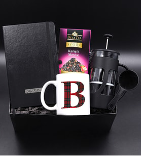 Kişiye Özel Siyah Defter & Siyah French Press & Beta Karışık Meyve Bitki Çayı & Ekose Desenli Harf Kupa Hediye Seti