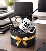 Kişiye Özel Silindir Kutu İsimli Kupa Defter Kalem Fotoğraf Çerçeveli Hediye Kutusu – Siyah Gold Premium Hediye Seti Sevgiliye / Eşe Özel Hediye Kutusu