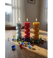 GEOMETRİK DALGA 3'LÜ HEDİYELİK DEKORATİF HOŞ KOKULU PARAFİN WAX MUM (BUZ MAVİSİ + KIRMIZI + SARI RENKLİ)