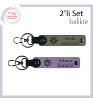 Yakın Arkadaşla Paylaşılacak Gemi Dümeni Desenli Anahtarlık Takımı, Kül Gri-Mor Menekşe