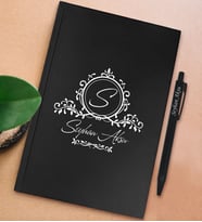 BK Gift Kişiye Özel İsimli Siyah Sert Kapaklı Defter ve Tükenmez Kalem Seti, Arkadaşa Hediye, Yeni İş Hediyesi, Doğum Günü Hediyesi (Model 20)