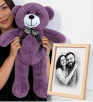 50 cm Peluş Mor Ayıcık ve Kişiye Özel Karakalem Fotoğraflı Ahşap Çerçeve Hediye Seti