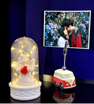 Fotoğraflı Hediye Seti  Led Işıklı Fanus & Vosvos Temalı Fotoğraf Tutucu  Kişiye Özel Hediye Seti (Model 1)