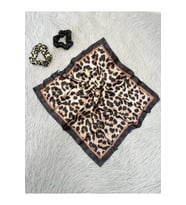 Kadın Dijital Baskılı Leopar Fular & Simit Toka Seti – 1 Fular (48×48 cm) + 2 Simit Toka