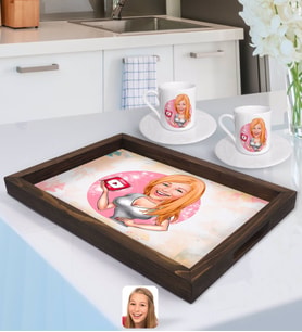 BK Gift Kişiye Özel Kadın Youtuber Karikatürlü Doğal Ahşap Tepsi ve 2’li Kahve Fincan Seti-2