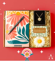 Kişiye Özel Papatya Hediye Seti- Papatya Defter - Papatya Kolye - Papatya Mum - Tükenmez Kalem - Papatya Kart Notu - Özel Tasarım Hediye Kutusu