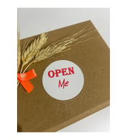 Open Me Kırmızı Yazı Yuvarlak Yapışkanlı Etiket 4x4 cm 120 adet