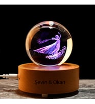 Kişiye Özel Işıklı Ahşap Kaideli Prenses Elsa Temalı Cam Küre 8cm*6cm