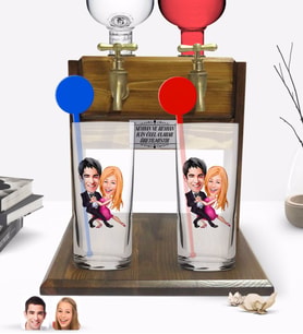 BK Gift Kişiye Özel Renkli Baskılı Sevgililer Karikatürlü İkili Vodka Bardağı ve Çift Musluklu Doğal Ahşap Vodka Standı-13 (Model 1)