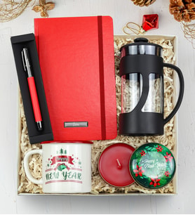 Kişiye Özel Kırmızı Defter & Kırmızı Touch Roller Kalem & Yılbaşına Özel Happy New Year Temalı Vintage Kupa & Yılbaşı Temalı Metal Kutulu Mum & Siyah French Press Yeni Yıl Hediye Seti
