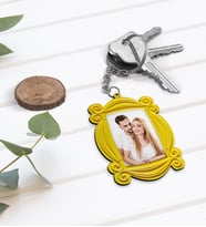 BK Gift Kişiye Özel Fotoğraflı Friends Kapı Çerçevesi Tasarımlı Ahşap Anahtarlık