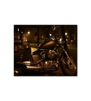 Ahşap Tablo Gece Işıkları Altında Siyah Chopper Motorsiklet (35x50 Cm Boyut)