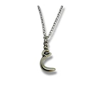 Arapça Ayın (ع) Harfli Kolye – Zamak Kaplama 60 cm Zincirli Anlamlı Takı (Gümüş)