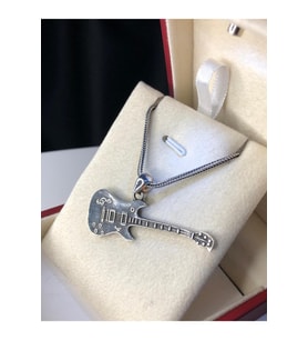 Erkek Gümüş Kolye - Gitar Enstrüman Rock Pop Gitar • Işıklı Kutuda • Sevgiliye • Eşe • Babaya Kolye