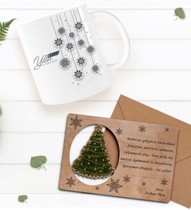 BK Gift Kişiye Özel Mutlu Yıllar Kupa Bardak ve Retro Ahşap Yılbaşı Tebrik Kartı Hediye Seti-4 (Sarı)
